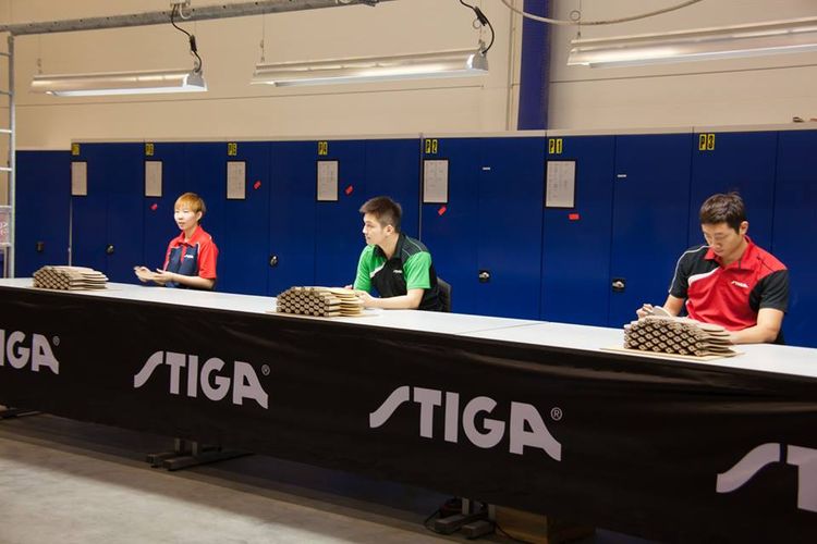 Jetzt dürfen die Topspieler die STIGA-Hölzer noch einmal genauer unter die Lupe nehmen (©STIGA)