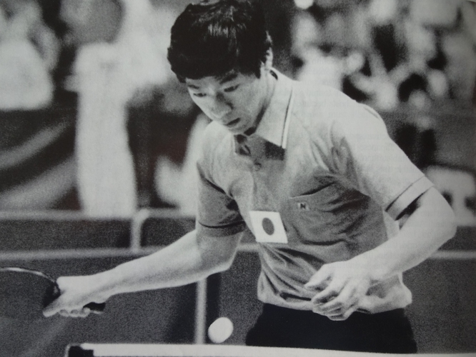 Der Japaner Norio Takashima war einer der besten Abwehrspieler in den 70er und frühen 80er Jahren und zwischenzeitlich die Nummer fünf der Welt. Er holte in fünf aufeinanderfolgenden Weltmeisterschaften Medaillen für Japan, darunter 1975 auch einmal im Einzel. (©Tischtennis-Museum)