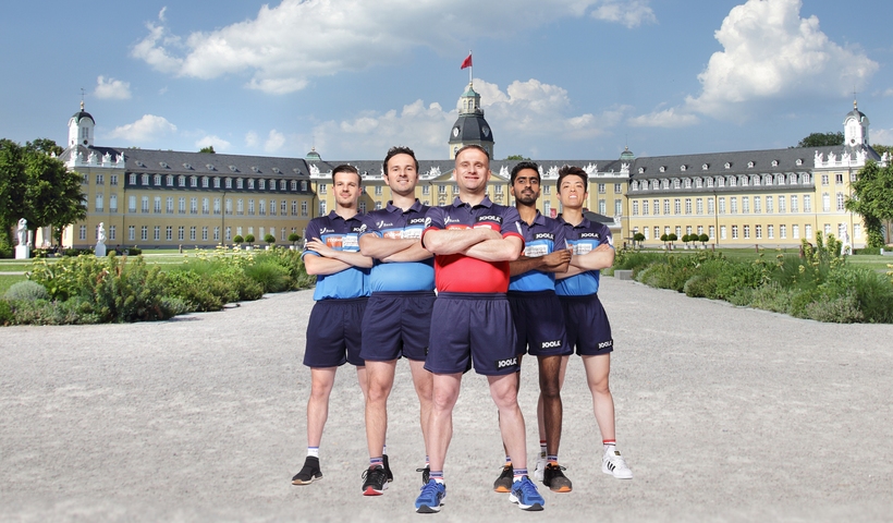 In blau und rot-blau läuft der ASV Grünwettersbach in dieser Spielzeit auf. Neu im Team sind Bojan Tokic (2. v. l.) und Sathiyan Gnanasekaran (2. v. r.). Sie gehen mit Ricardo Walther (l.) und Dang Qiu (r.) auf Punktejagd und werden trainiert von Rade Markovic (Mitte). (©ASV Grünwettersbach)