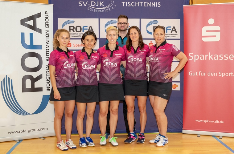 Der frischgebackene Pokalsieger und amtierende deutsche Meister SV DJK Kolbermoor zeigt sich im roten Trikot mit Katharina Michajlova, Liu Jia, Kristin Lang, Sabine Winter und Svetlana Ganina (v. l. n. r.). Abteilungsleiter Michael Fuchs im Hintergrund trägt das blaue Trikot. (©Thomas)