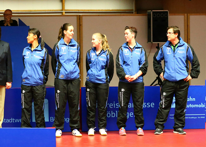 Kein 'richtiges' Mannschaftsfoto hat der SV Böblingen, Schlusslicht der Damen-Bundesliga, zu Saisonbeginn aufgenommen. Hier wurden (v. l. n. r.) Qianhong Gotsch, Rosalia Stähr, Julia Kaim, Theresa Kraft und der Trainer Andrzej Kaim aber mal bei einem Spiel abgelichtet. (©SV Böblingen)