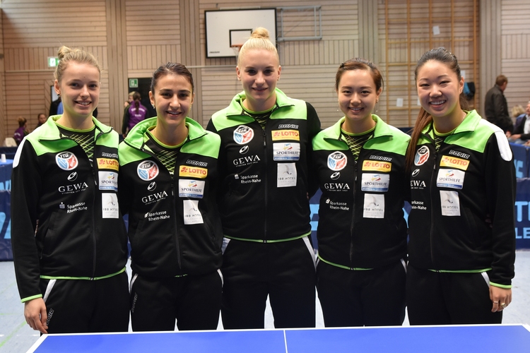 Unterschiedliche Kulissen hat das Bundesligateam der TTG Bingen/Münster-Sarmsheim, zu dem in dieser Saison Giorgia Piccolin (2. v. l.), Chantal Mantz (Mitte) und Lilly Zhang (rechts) hinzugestoßen sind und zu dem nach wie vor Marie Migot (l.) und Yuan Wan (2. v. r.) zählen, für ihre Mannschaftsfotos gewählt. Zum einen wurde das Team in der Halle abgelichtet... (©Steyer)