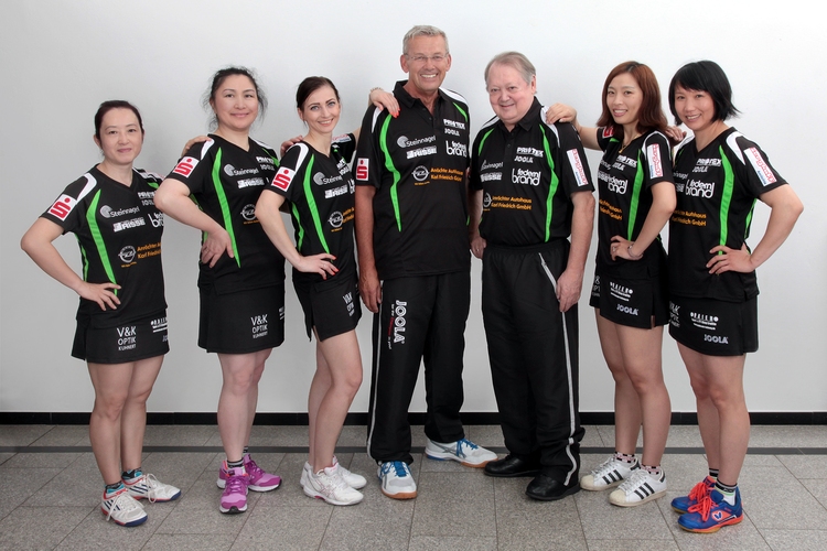 In schwarz-grünen Outfits ist der TTK Anröchte unterwegs, auf dem Mannschaftsfoto sind Aimei Wang, Jing Tian-Zörner, Marta Golota, die Trainer Guido Titze und Dieter Tollwerth, Qi Shi und Yang Henrich zu sehen (©Rehberg) 
