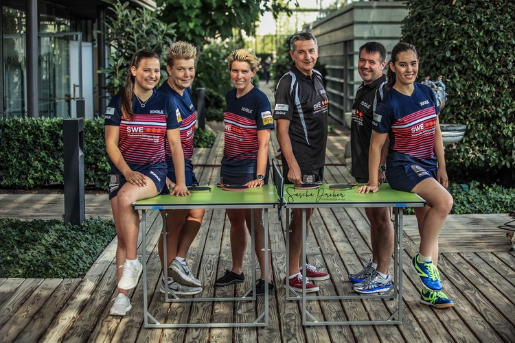 Zur ersten Mannschaft des TV Busenbach, der in rot-blauen Trikots aufläuft, zählen in dieser Saison wieder Anastasia Bondareva, Jessica Göbel und Tanja Krämer (v. l. n. r.), sowie außerdem Neuzugang Franziska Schreiner (rechts). (©Dreher)