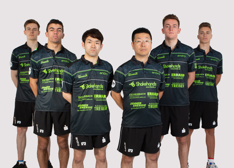 ...und einem annähernd schwarzen Trikot ist der TSV Bad Königshofen unterwegs. Zu sehen sind hier v. l. n. r.: Kapitän Kilian Ort, Mahmoud Helmy, Mizuki Oikawa, Trainer Koji Itagaki, Bence Majoros und Filip Zeljko. (©Schmitt) 