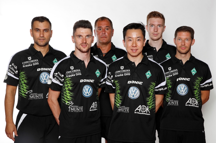 Im schwarzen Trikot präsentiert sich der SV Werder Bremen. Im Bild v. l. n. r.: Trainer Cristian Tamas, Hunor Szöcs, Manager Sascha Greber, Gustavo Tsuboi, Florent Lambiet und Bastian Steger, der den Verein zum Saisonende Richtung Bad Königshofen verlassen wird. (©Stöver)