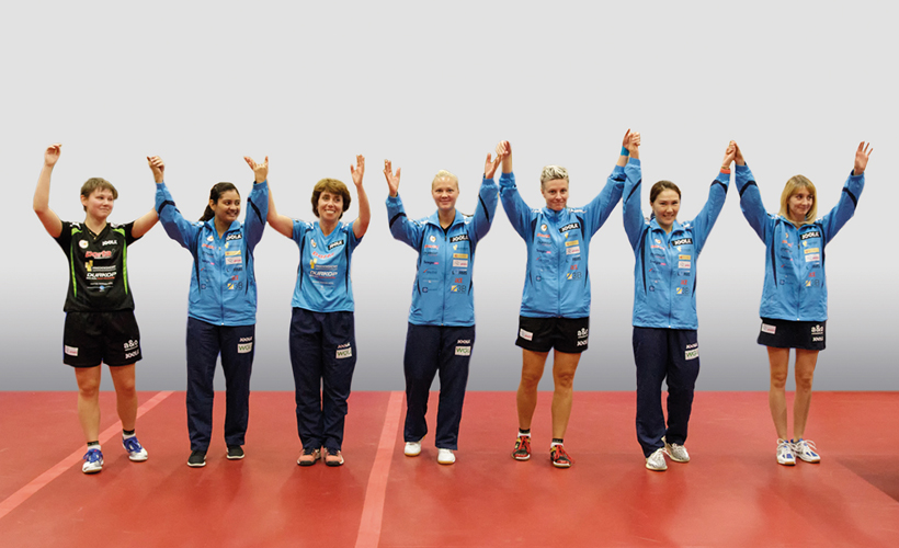 In Jubelpose zeigt sich der ttc berlin eastside, auf dessen Mannschaftsfoto Nina Mittelham, Krittwika Roy, Trainerin Irina Palina, Geogina Pota, Matilda Ekholm, Shan Xiaona und Katrin Mühlbach zu sehen sind (©ttc berlin eastside)