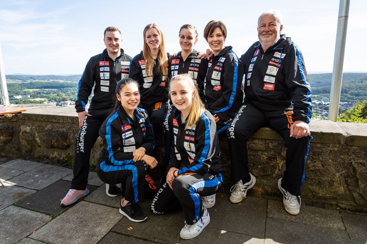 Der TuS Bad Driburg schloss die ordentliche Hinserie mit Rang zwei ab. Bei sonnigem Wetter ließ sich das Team fürs Mannschaftsfoto abknipsen. Von links nach rechts: Coach Kevin Kösling, Britt Eerland, Sarah De Nutte, Nadine Bollmeier und Manager Franz-Josef Lingens. Vorne kniend: Yuki Tsutsui und Sophia Klee. Es fehlt: Su Yan. (©Verein)