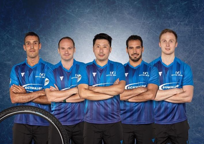 Die Schwalben vom TTC Bergneustadt von links nach rechts: Alvaro Robles, Paul Drinkhall, Trainer Lei Yang, Alberto Mino Puga und Benedikt Duda. (©Sven Kubeile)