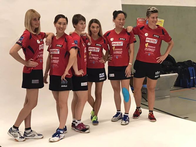 Der amtierende deutsche Pokalsieger und Bundesliga-Spitzenreiter ttc berlin eastside beim Fotoshooting. Von links nach rechts: Kathrin Mühlbach, die deutschen Nationalspielerinnen Shan Xiaona und Nina Mittelham, Bernadette Szöcs, Fu Yu und Matilda Ekholm. (©Facebookseite ttc berlin eastside)