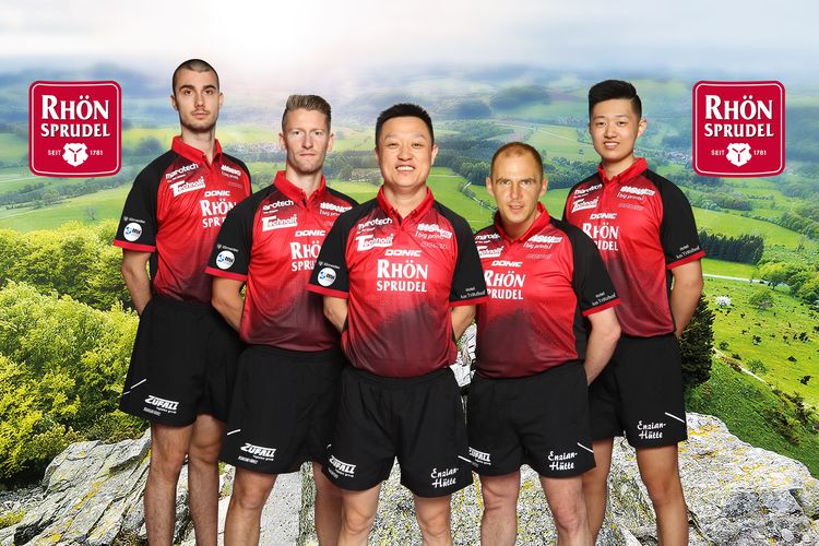 Der TTC RhönSprudel Fulda-Maberzell steht derzeit nur knapp über dem Strich. Von links nach rechts: Tomislav Pucar, Ruwen Filus, Trainer Qing Yu Meng, Thomas Keinath und Fan Bo Meng. (©Verein)
