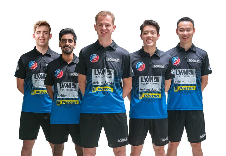 Anfang Januar feierte der ASV Grünwettersbach mit dem Pokalsieg den größten Erfolg der Vereinsgeschichte. Tobias Rasmussen, Sathiyan Gnanasekaran, Trainer Joachim Sekinger, Dang Qiu und Xi Wang (v.l.n.r.) hatten großen Grund zum Jubeln. (©Verein)