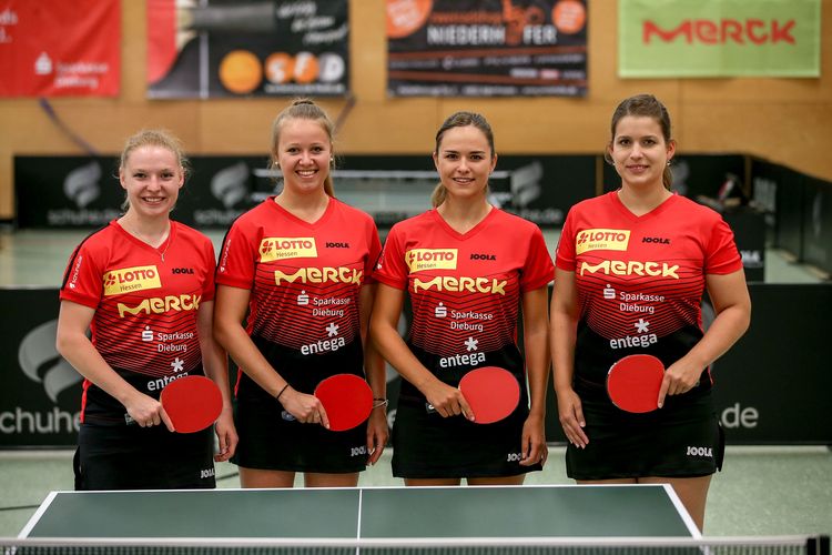 Der TSV Langstadt steht mit Nationalspielerin Petrissa Solja (r.) nur auf Rang sechs. Neben Solja präsentieren zudem Anne Bundesmann, Janina Kämmerer und Alena Lemmer (v.l.n.r.) ihre Schläger auf dem offiziellen Mannschaftsfoto. (©Joaquim Ferreira)