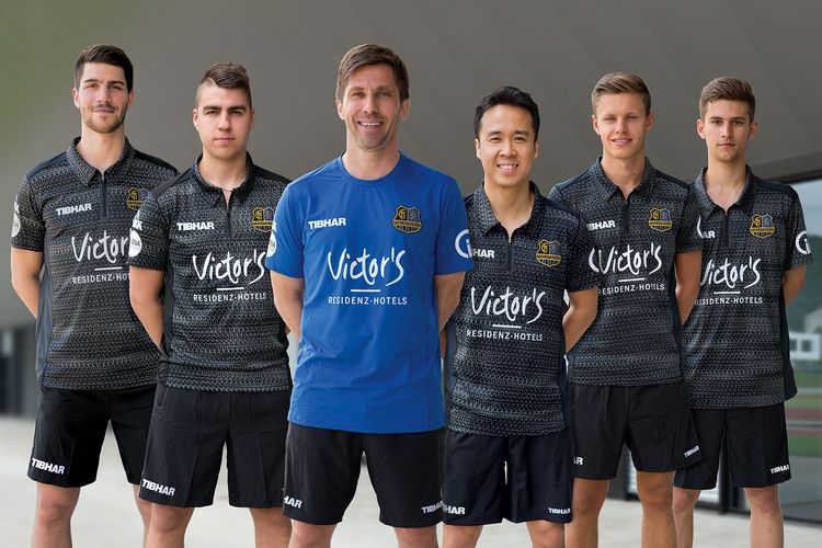 Der 1. FC Saarbrücken führt weiterhin die Tabelle der TTBL souverän an. Von links nach rechts: Patrick Franziska, Darko Jorgic, Trainer Slobodan Grujic, Shang Kun, Tomas Polansky und Cristian Pletea. (©Verein)