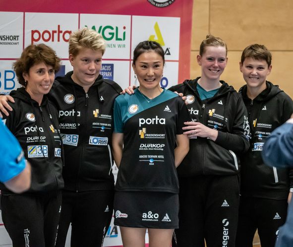 Der amtierende deutsche Meister ttc berlin eastside ließ sich nach der überstandenen Pokal-Vorrunde im September ablichten (v.l.n.r.): Cheftrainerin Irina Palina, Jessica Göbel, Shan Xiaona, Britt Eerland und Nina Mittelham. (©Johannes Gohlke)