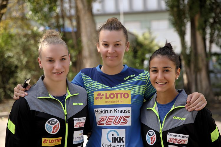 Chantal Mantz, Katerina Tomanovska und Giorgia Piccolin (v.l.n.r.) schlagen für die TTG Bingen/Münster-Sarmsheim auf. (©Rainer Oppenheimer). Es fehlen: Amy Wang und Mallika Bhandarkar