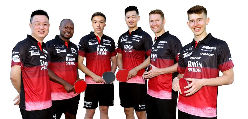 Mit Quadri Aruna (2.v.l. neben Trainer Qing Yu Meng) landete der TTC RhönSprudel Fulda-Maberzell einen echten Transfercoup (Rest v.l.n.r.): Lam Siu Hang, Fan Bo Meng, Ruwen Filus und Benno Oehme. (©Verein) 