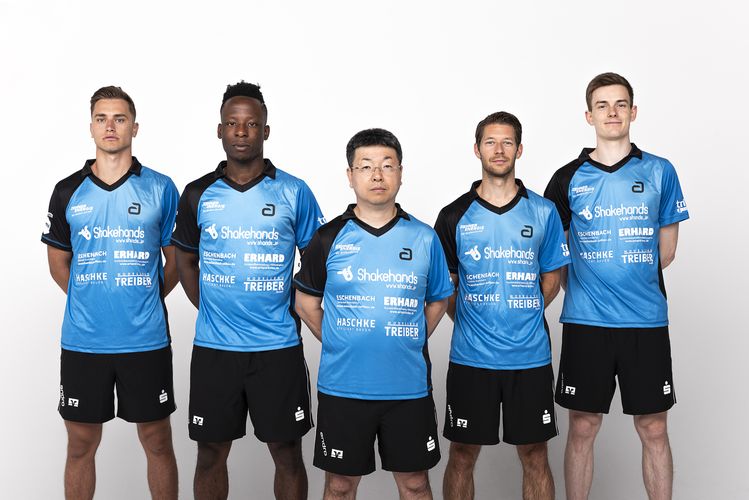 Filip Zeljko, Abdel-Kader Salifou, Bastian Steger und Kilian Ort (v.l.n.r.) schlagen für den TSV Bad Königshofen auf. In der Mitte steht Cheftrainer Koji Itagaki. (©Verein). 