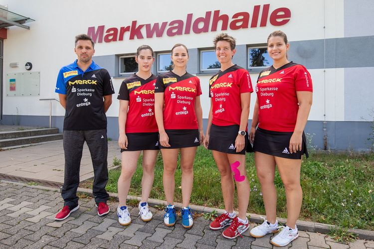 Der TSV Langstadt hat sich prominent verstärkt (v.l.n.r.): Coach Thomas Hauke, Franziska Schreiner, Alena Lemmer, Tanja Krämer und Petrissa Solja. (©Joaquim Ferreira). Es fehlen: Cheng Hsien-Tzu, Dina Meshref und Yunli Schreiner.