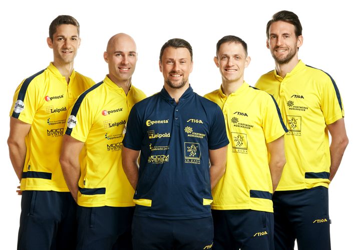 Der Post SV Mühlhausen schlägt mit demselben Team auf wie vor einem Jahr (v.l.n.r.): Lubomir Jancarik, Daniel Habesohn, Coach Erik Schreyer, Ovidiu Ionescu und Steffen Mengel. (©Tino Sieland)