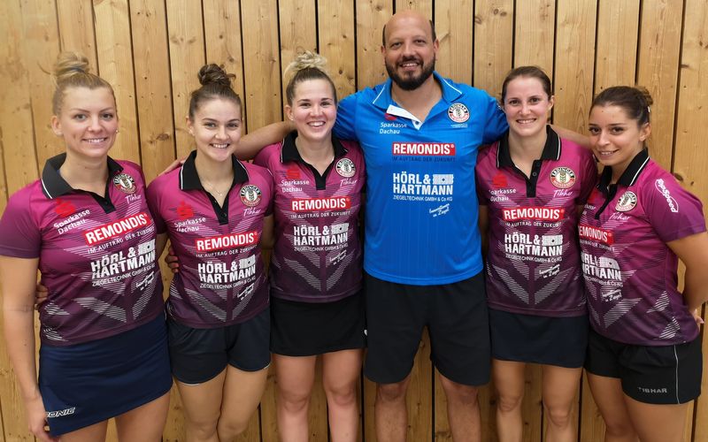 Der TSV Schwabhausen absolvierte eines von bisher zwei Matches in der Damen-Bundesliga (v.l.n.r.): Mercedesz Nagyvaradi, Orsolya Feher, Alina Nikitchanka, Trainer Alexander Yahmed, Sabine Winter und Mateja Jeger (©Verein). Es fehlt: Crystal Wang.