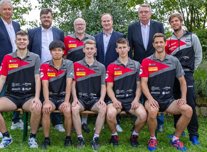 Weiter geht's in der TTBL mit dem TTC OE Bad Homburg. Das Team von Trainer Daniel Ringleb (obere Reihe rechts neben Sportvorstand Helmut Hampl) bilden Rares Sipos, Yuta Tanaka, Cedric Meissner, Benno Oehme und Lubomir Jancarik. (©Verein)