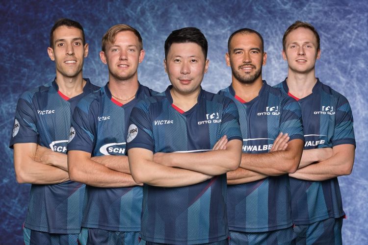 Die Schwalben vom TTC Bergneustadt (v.l.n.r.): Alvaro Robles, Elias Ranefur, Trainer Yang Lei, Alberto Mino und Benedikt Duda. (©Sven Kubeile Fotografie)