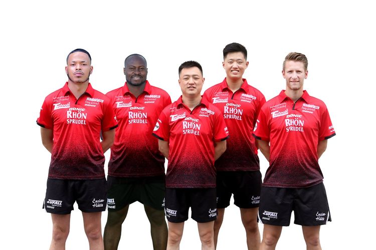 Der TTC RhönSprudel Fulda-Maberzell kam gut in die neue Saison. Alexandre Cassin, Quadri Aruna, Trainer Qing Yu Meng, sein Sohn Fan Bo sowie Abwehrspieler Ruwen Filus. (©Verein)