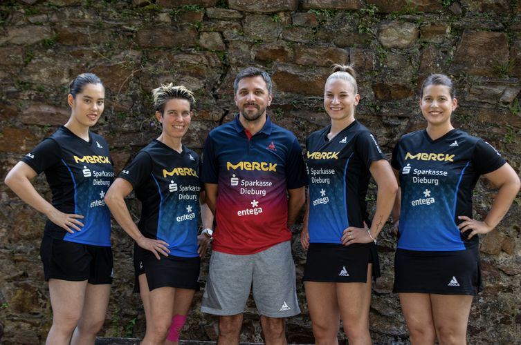 Die frischgebackene Team-Europameisterin Chantal Mantz (2.v.r.) hier zwischen Petrissa Solja und Coach Thomas Hauke ist neu beim TSV Langstadt. Komplettiert wird das Team von Franziska Schreiner (l.) und Tanja Krämer. Es fehlt: Yunil Schreiner. (©Verein)