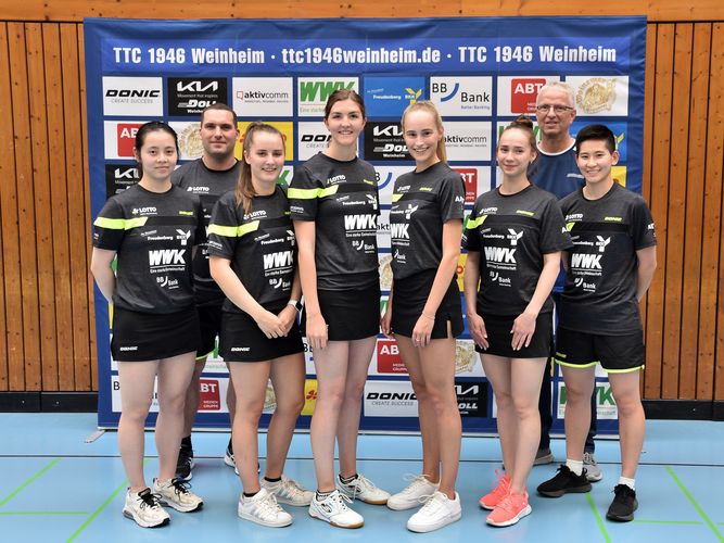 Der prominent verstärkte Aufsteiger TTC 1946 Weinheim mit Lisa Lung, Trainer Andreas Dörner, Sophia Klee, Jennie Wolf, Luisa Säger, Daria Trigolos, Vorsitzender Christian Säger und Caroline Kumahara. Es fehlen: Bruna Takahashi und Rachel Sung. (©Verein)