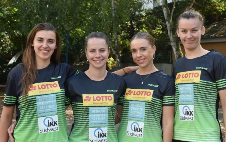 Lea Rakovac, Karolyna Mynarova, Elena Kuzmina und Katerina Tomanovska schlagen für die TTG Bingen/Münster-Sarmsheim auf. Es fehlen: Archana Girish Kamath und Diya Parag Chitale. (©Petra Steyer).