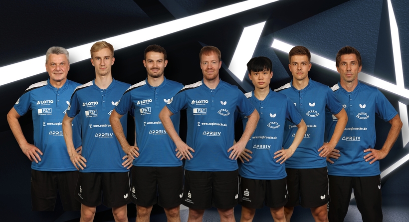 Co-Trainer Anton Stefko, Maciej Kubik, Samuel Walker, Patrick Baum, Feng Yi-Hsin, Nils Hohmeier und Coach Slobodan Grujic bilden die Mannschaft des TTC Zugbrücke Grenzau. (©Verein)