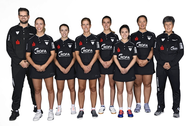 Der SV DJK Kolbermoor möchte wieder ein Wort um den Titel mitreden (v.l.n.r.): Trainer Michael Fuchs, Naomi Pranjkovic, Linda Bergström, Kristin Lang, Laura Tiefenbrunner, Solomiya Brateyko, Svetlana Ganina und Krisztina Toth. Es fehlt: Matilda Ekholm. (©Verein)