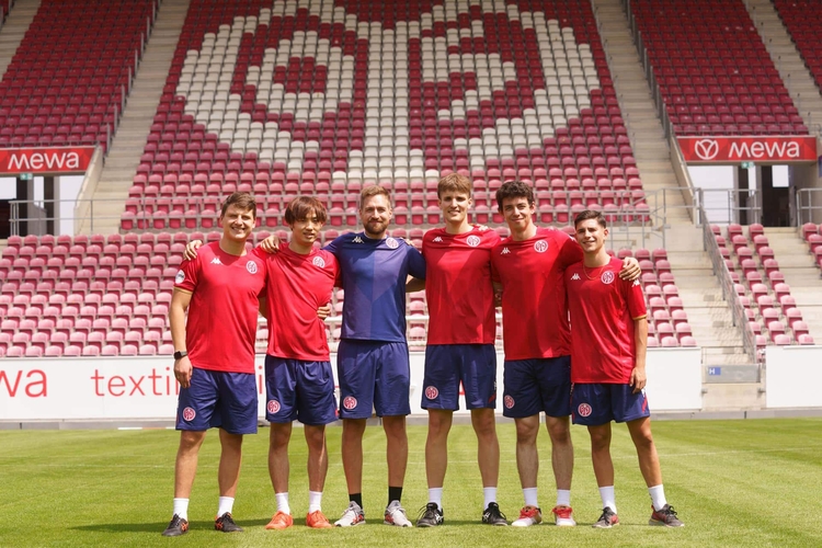 Aufsteiger Mainz 05 mit Andrei Putuntica, Yuto Muramatsu, Trainer Tomasz Kasica, Luxemburgs Abwehrspieler Luka Mladenovic, Abdullah Talha Yigenler und Carlo Rossi. (©Verein)