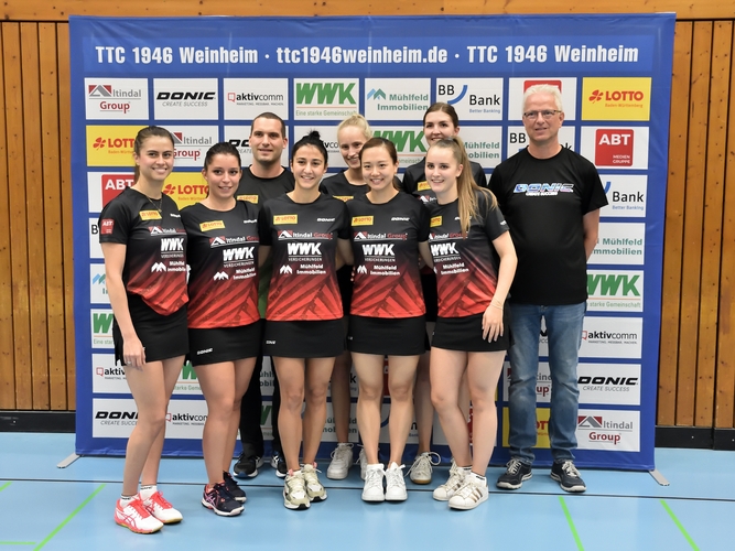 Der Vorjahresaufsteiger TTC 1946 Weinheim spielt mit Bruna Takahashi, Mateja Jeger, Giorgia Piccolin, Yuan Wan, Sophia Klee; hinten: Trainer Andreas Dörner, Luisa Säger, Jennie Wolf und der Vorsitzende Christian Säger. Es fehlt: Rachel Sung. (©Verein)