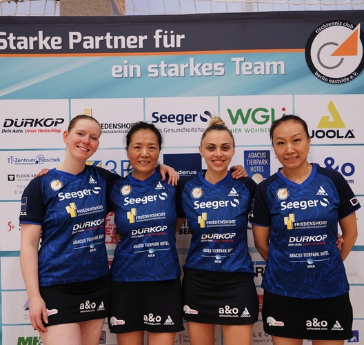 Los geht's mit dem amtierenden deutschen Meister aus Berlin (immer v.l.n.r.): Rückkehrerin Britt Eerland, Ding Yaping, Sabine Surjan und Li-Kath Ran. Es fehlen: Nina Mittelham, Kathrin Mühlbach, Xiaona Shan, Ning Jing, Lee Ho Ching, Tie Yana, Josephina Neumann, Huan Yu-Chiao, Li-Kath Ran und Zhang Ziwei. (©Verein)