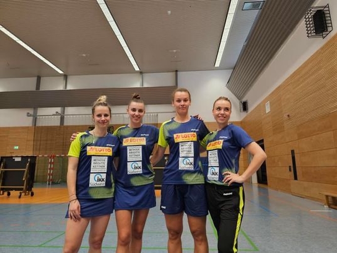 Karolina Mynarova, Lea Rakovac, Katerina Tomanovska und Elena Kuzmina schlagen für die TTG Bingen/Münster-Sarmsheim auf. Es fehlen: Sally Moyland, Polina Dobreva und Diya Parag Chitale. (©Verein)