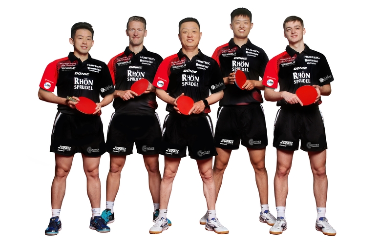 Der TTC RhönSprudel Fulda-Maberzell: Wong Chun Ting, Ruwen Filus, Trainer Qing Yu Meng, sein Sohn Fanbo Meng und Thibault Poret. (©Verein)