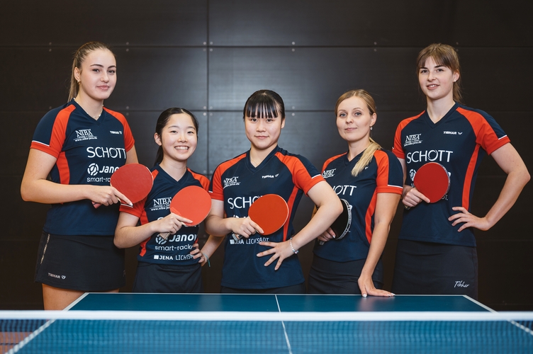 Aufsteiger SV SCHOTT Jena: Ece Harac, Koharu Itagaki, Misuzu Takeya, Valerija Mühlbach und Vivien Scholz. Es fehlen: Shi Qi, Yuka Minagawa, Misaki Morizono, Haruna Sugita und Martine Toftaker. (©Christoph Worsch)