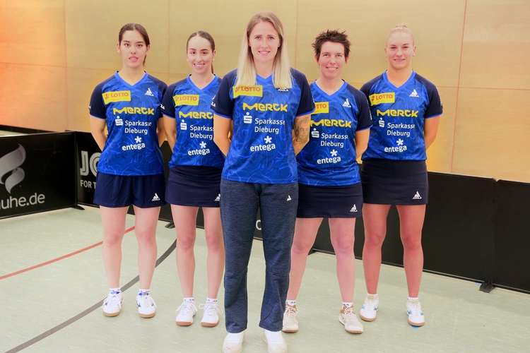 Der TSV Langstadt mit Franziska Schreiner, Izabela Lupulesku, Trainerin Anna Rauch, Tanja Krämer, und Chantal Mantz. Es fehlen: Soo Wai Yam Minnie und Cheng Hsien-Tzu. (©www.10dege.de)