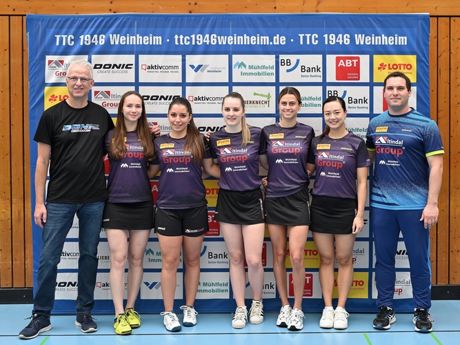 Der TTC Weinheim möchte wieder für eine Überraschung sorgen, mit dieser Aufstellung: Der Vorsitzende Christian Säger, Daria Trigolos, Mateja Jeger, Sophia Klee, Bruna Takahashi, Yuan Wan und Trainer Andreas Dörner. Es fehlt: Rachel Sung. (©Verein)