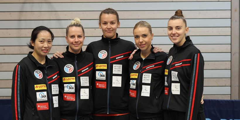 Shi Qi, Karolina Mynarova, Katerina Tomanovska, Elena Kuzmina und Lea Rakovac schlagen für die TTG Bingen/Münster-Sarmsheim auf. Es fehlen: Sally Moyland und Diya Parag Chitale. (© Oppenheimer/Verein)