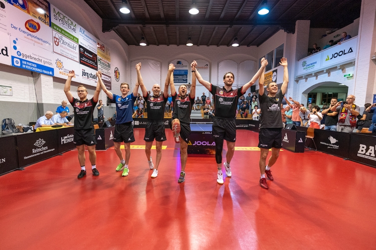 Wieder Champions-League-Teilnehmer: Der Post SV Mühlhausen mit Irvin Bertrand (2.v.l.), Daniel Habesohn, Trainer Erik Schreyer, Steffen Mengel und Ovidiu Ionescu sind seit Jahren eingespielt. (©Verein)