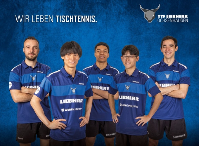 Simon Gauzy, Shunsuke Togami, Tiago Abiodun, Leonardo Iizuka Kenzo und Hugo Calderano tragen das Trikot der TTF Liebherr Ochsenhausen. Es fehlt: Bogdan Pugna. (©Verein)