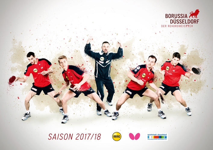 Wieder recht actionreich wirkt das Mannschaftsfoto von Rekordmeister Borussia Düsseldorf, das mit Stefan Fegerl (l.), Anton Källberg (2. v. l.) zwei Rechtshänder und mit Timo Boll (2. v. l.) und Kristian Karlsson (r.) zwei Linkshänder aufbieten kann. In der Mitte ein jubelnder Cheftrainer Danny Heister. (©Borussia Düsseldorf) 