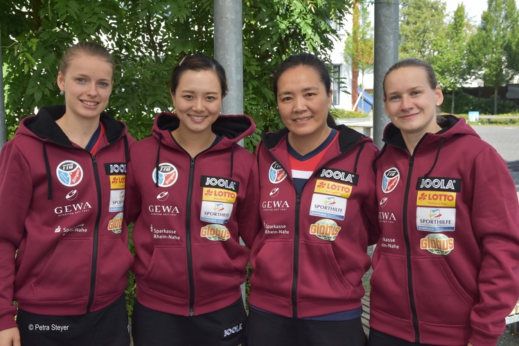 Recht überschaubar ist die Ligastärke in der Damen-Bundesliga in dieser Saison. Gerade einmal sieben Vereine gehen in dieser Spielklasse an den Start. Einer davon ist die TTG Bingen/Münster-Sarmsheim, die sich den inoffiziellen Herbstmeistertitel sichern konnte. Hier zeigt sich die Mannschaft im schicken Trainingsanzug... (©TTG Bingen/Münster-Sarmsheim)