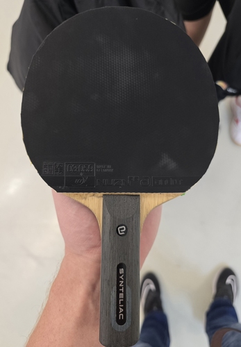 Deutschlands Nachwuchshoffnung Andre Bertelsmeier spielte bei seiner ersten EM mit einem andro Synteliac VCI OFF. Auf der Vorhand setzt er auf den NUZN 55. (©Gohlke) 