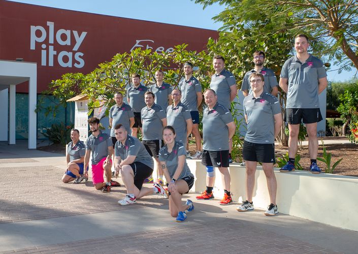 Schnell noch ein Gruppenfoto vor der modernen Sporthalle. (©Fabig)