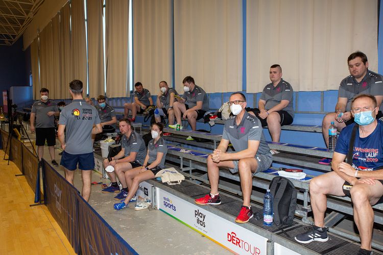 Die Pausen verbrachten die Qualifikanten auf der Tribüne. (©Fabig)