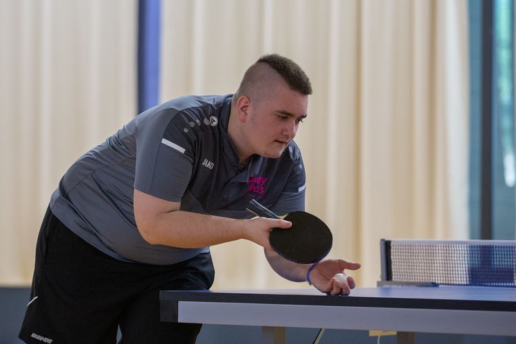 Volle Konzentration beim Aufschlag: Luca Celentano (SV Hörstein/HTTV). (©Fabig)